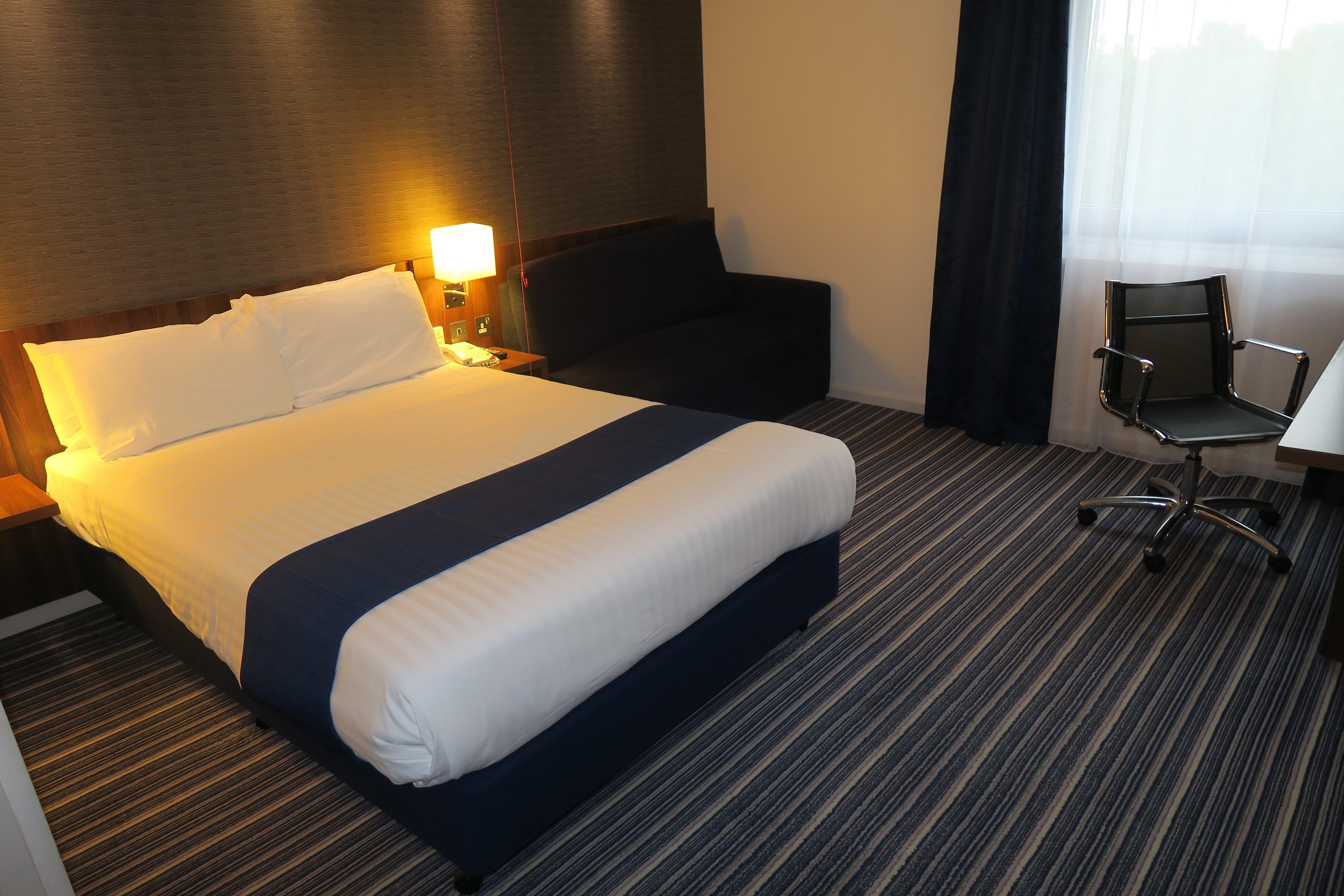 Holiday Inn Express Tamworth By Ihg Exterior photo