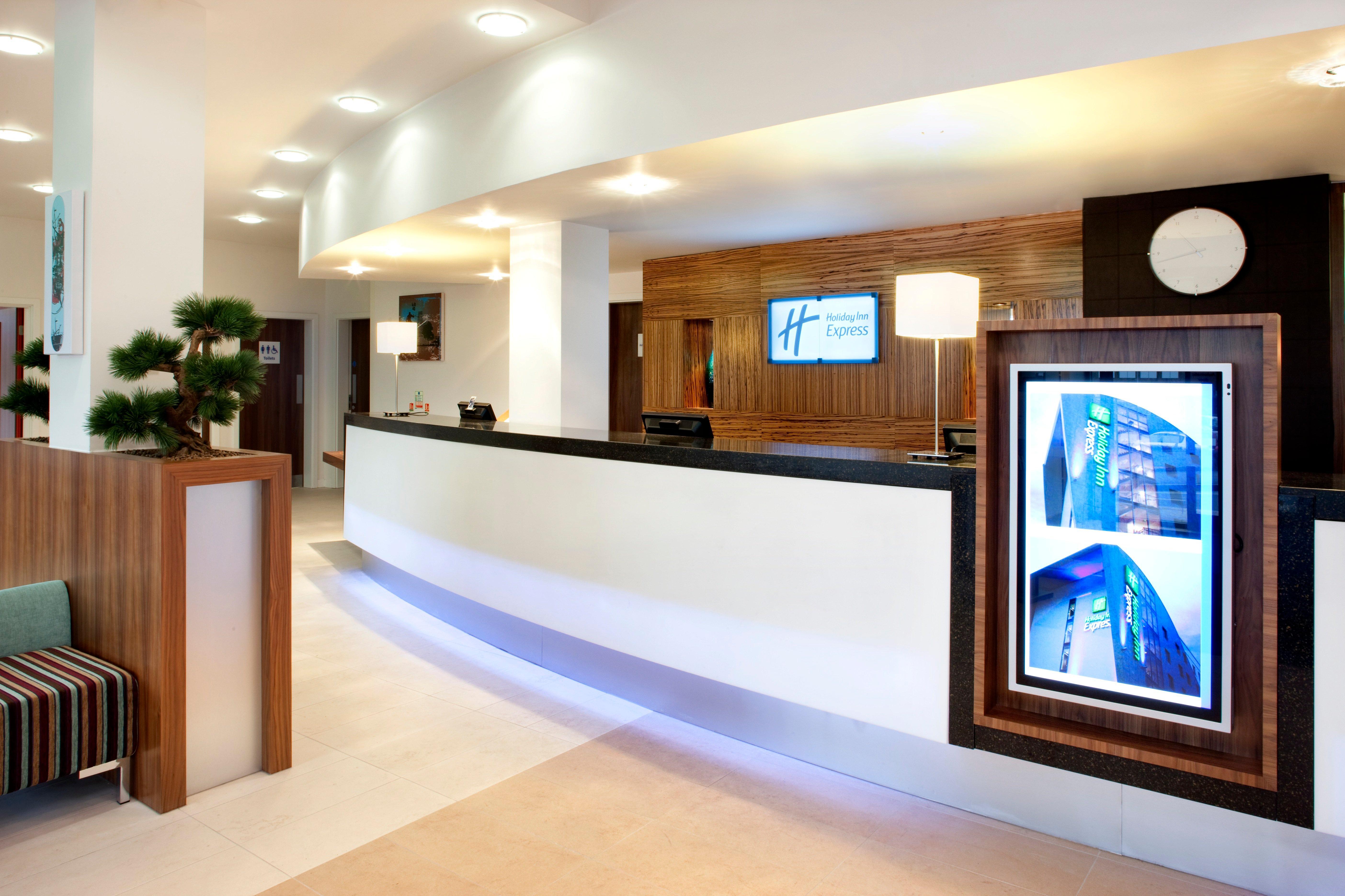Holiday Inn Express Tamworth By Ihg Exterior photo