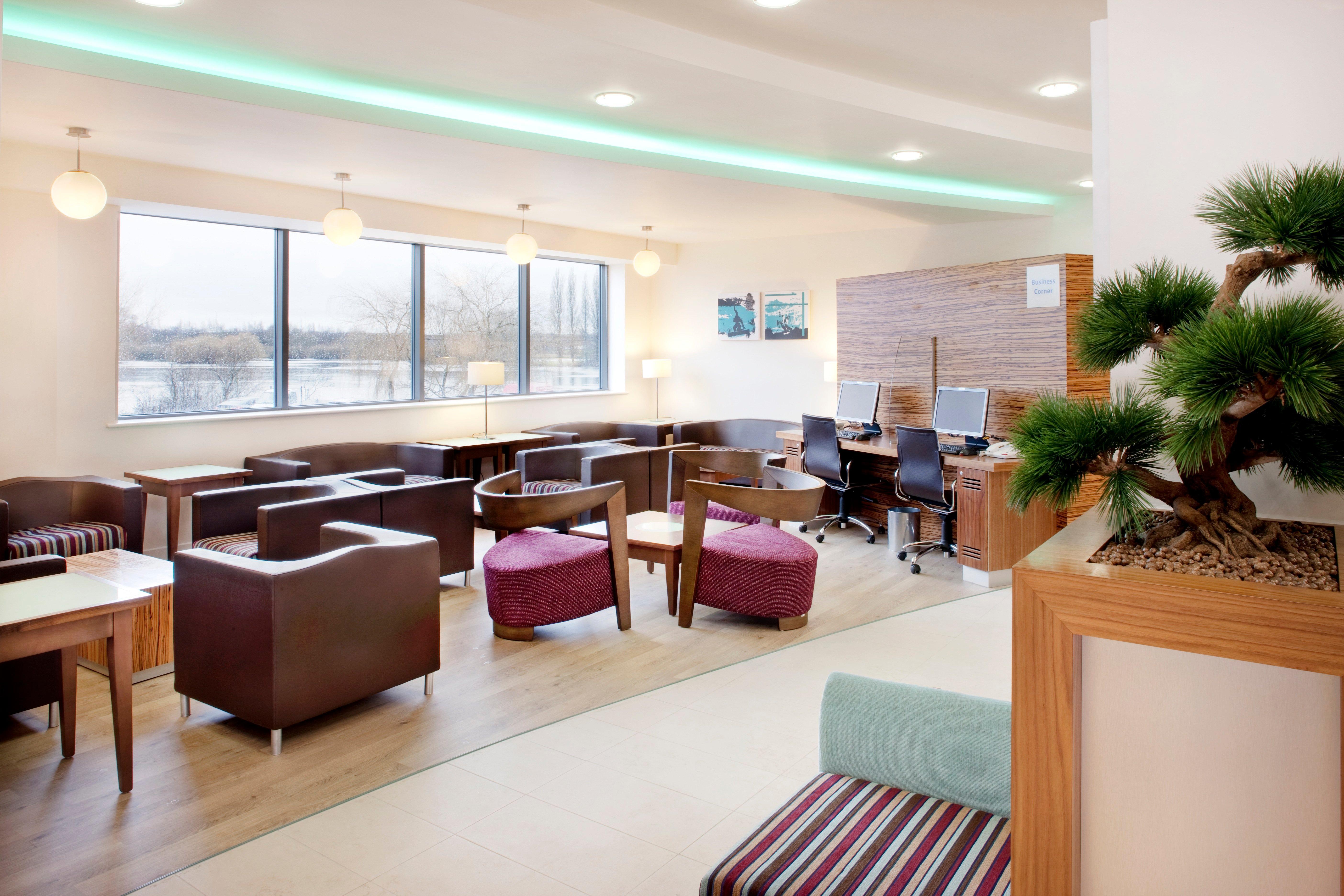 Holiday Inn Express Tamworth By Ihg Exterior photo
