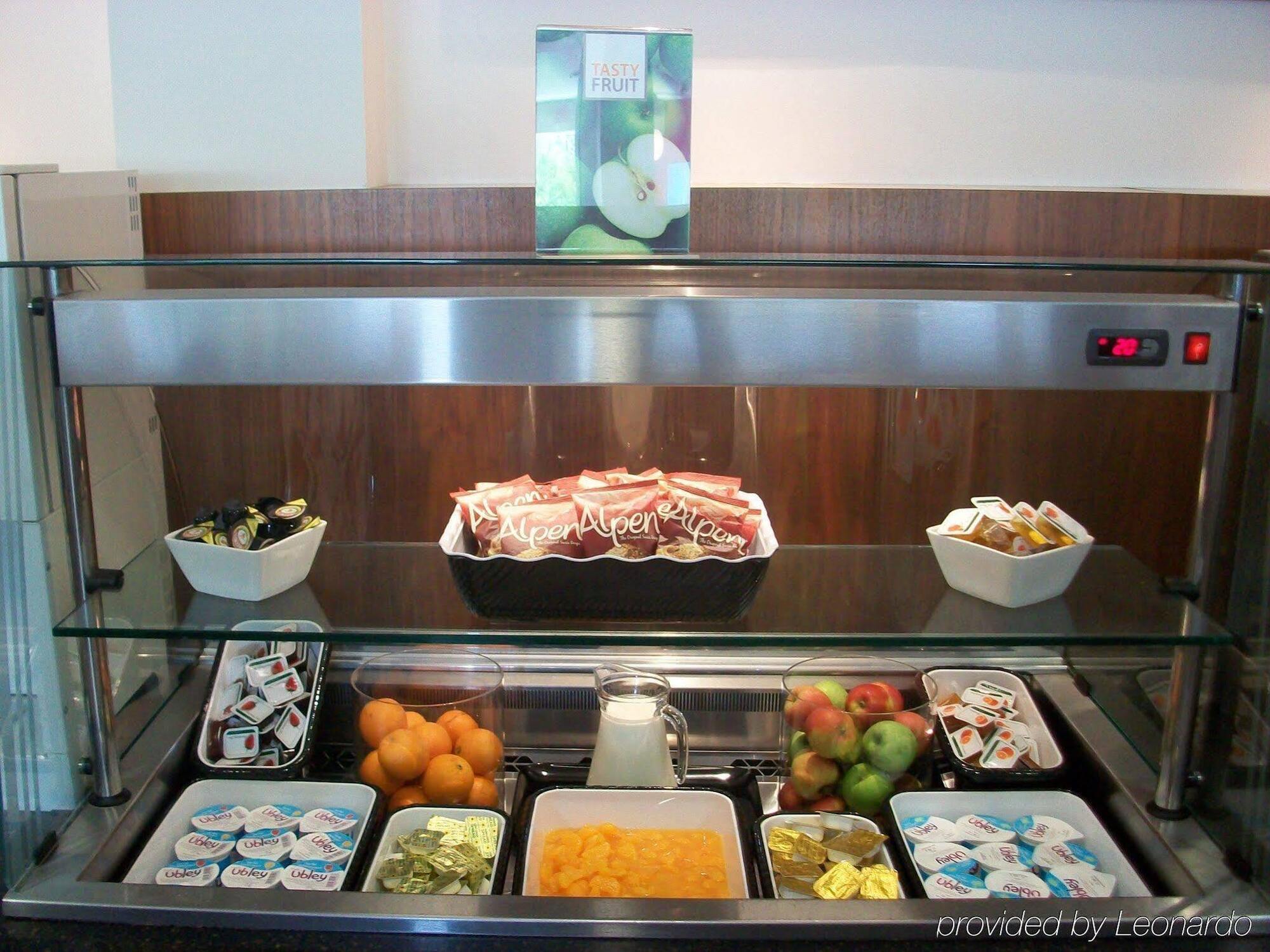 Holiday Inn Express Tamworth By Ihg Exterior photo